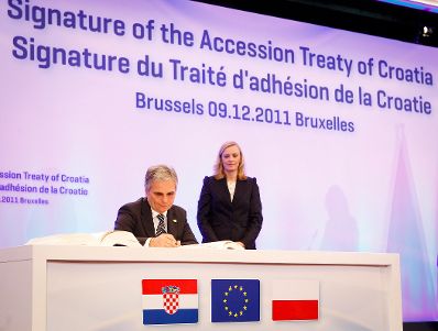 Am 9. Dezember 2011 endete in Brüssel der zweitägige Europäische Rat der EU-Staats- und Regierungschefs. Im Bild Bundeskanzler Werner Faymann bei der Unterzeichnungszeremonie des Beitrittsvertrages von Kroatien.