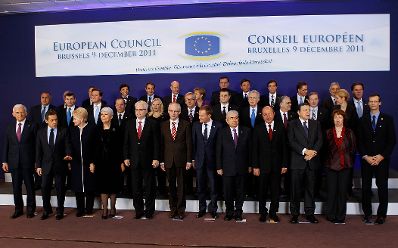 Am 9. Dezember 2011 endete in Brüssel der zweitägige Europäische Rat der EU-Staats- und Regierungschefs. Im Bild Bundeskanzler Werner Faymann beim traditionellen Gruppenfoto.