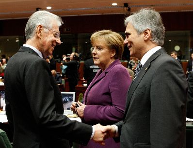 Am 9. Dezember 2011 endete in Brüssel der zweitägige Europäische Rat der EU-Staats- und Regierungschefs. Im Bild Bundeskanzler Werner Faymann (r.) mit dem italenischen Premierminister Mario Monti (l.) und der deutschen Bundeskanzlerin Angela Merkel (m.).