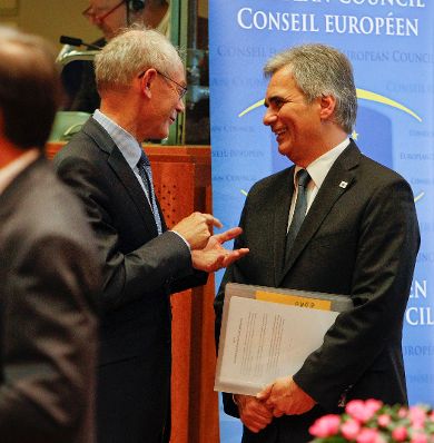 Am 26. Oktober 2011 fand in Brüssel der Europäische Rat der EU-Staats- und Regierungschefs statt. Im Bild Bundeskanzler Werner Faymann (r.) mit EU-Ratspräsdident Herman van Rompuy (l.).