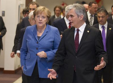 Am 23. Oktober 2011 fand in Brüssel der Europäische Rat der EU-Staats- und Regierungschefs statt. Im Bild Bundeskanzler Werner Faymann (r.) mit Deutschlands Bundeskanzlerin Angela Merkel (l.).