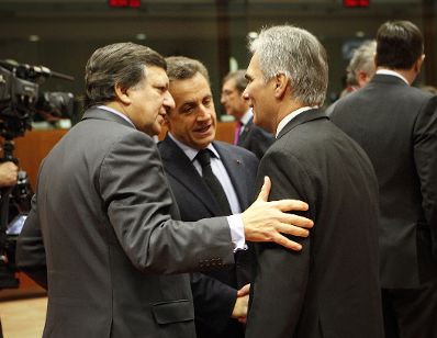 Am 23. Oktober 2011 fand in Brüssel der Europäische Rat der EU-Staats- und Regierungschefs statt. Im Bild Bundeskanzler Werner Faymann (r.) mit Frankreichs Staatspräsident Nicolas Sarkozy (m.) und EU-Kommissionspräsident Jose Manuel Barroso.