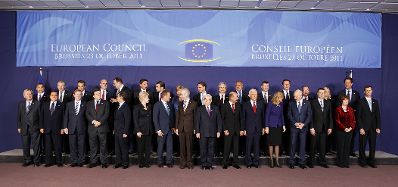 Am 23. Oktober 2011 fand in Brüssel der Europäische Rat der EU-Staats- und Regierungschefs statt. Im Bild Bundeskanzler Werner Faymann beim traditionellen Gruppenfoto.