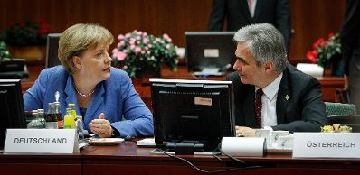 Am 23. Oktober 2011 fand in Brüssel der Europäische Rat der EU-Staats- und Regierungschefs statt. Im Bild Bundeskanzler Werner Faymann (r.) mit der Deutschen Bundeskanzlerin Angela Merkel (l.)