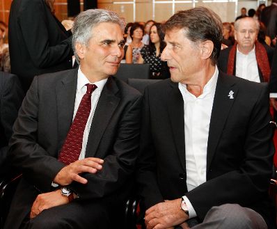 Am 18. September 2011 besuchte der Bundeskanzler die Premiere des Udo-Jürgens-Fims "Der Mann mit dem Fagott" im Casineum Velden. Im Bild Bundeskanzler Werner Faymann (l.) mit Udo Jürgens (r.).