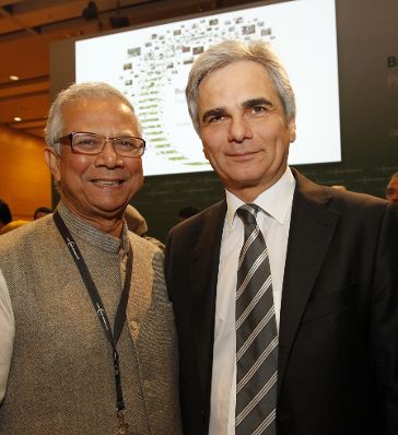 Am 10. November 2011 hielt der Bundeskanzler eine Rede bei der Global Social Business Summit 2011 im Kongresszentrum in der Messe Wien. Im Bild Bundeskanzler Werner Faymann (r.) mit dem Wirtschaftswissenschaftler aus Bangladesch Muhammad Yunus (l.).