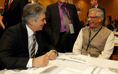 Am 10. November 2011 hielt der Bundeskanzler eine Rede bei der Global Social Business Summit 2011 im Kongresszentrum in der Messe Wien. Im Bild Bundeskanzler Werner Faymann (l.) mit dem Wirtschaftswissenschaftler aus Bangladesch Muhammad Yunus (r.).