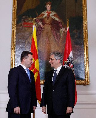 Am 21. November 2011 besuchte der Premierminister von Mazedonien Nikola Gruevski (l.) Bundeskanzler Werner Faymann (r.) zu einem Arbeitsgespräch.