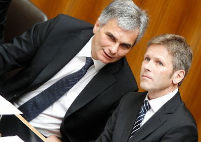 Am 6. Juli 2011 fand im Parlament eine Sitzung des Nationalrats zum Volksgruppengesetz statt. Im Bild Bundeskanzler Werner Faymann (l.) mit Staatssekretär Josef Ostermayer (r.).