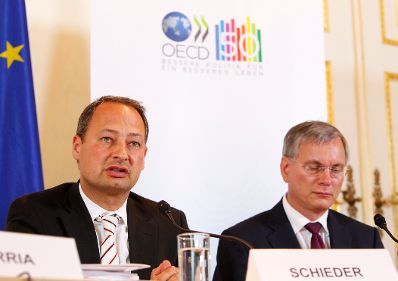 Am 11. Juli 2011 fand eine Pressekonfernz zum OECD-Länderbericht Österreich 2011 im Bundeskanzleramt statt. Im Bild Staatssekretär Andreas Schieder (l.) in Vertretung des Bundeskanzlers und Gesundheitsminister Alois Stöger (r.).
