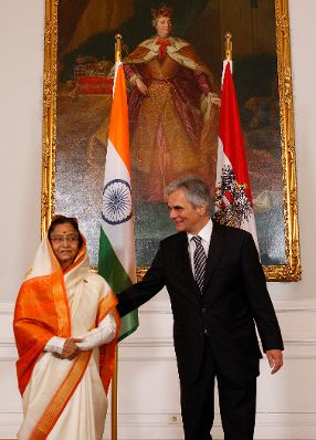 Am 6. Oktober 2011 empfing Bundeskanzler Werner Faymann (r.) die Präsidentin der Republik Indien, Pratibha Devisingh Patil (l.) zu einem Gespräch im Bundeskanzleramt.