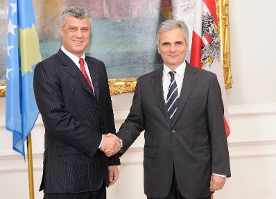 Am 24. Oktober 2011 empfing Bundeskanzler Werner Faymann (r.) den Premierminister der Republik Kosovo Hashim Thaçi (l.) zu einem Arbeitsgespräch im Bundeskanzleramt.