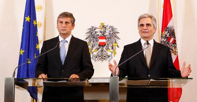 Bundeskanzler Werner Faymann (r.) mit Außenminister und Vizekanzler Michael Spindelegger (l.) beim Pressefoyer nach dem Ministerrat am 29. November 2011 im Bundeskanzleramt.