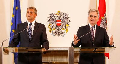 Bundeskanzler Werner Faymann (r.) mit Außenminister und Vizekanzler Michael Spindelegger (l.) beim Pressefoyer nach dem Ministerrat am 8. November 2011 im Bundeskanzleramt.