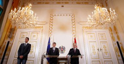 Bundeskanzler Werner Faymann (r.) mit Außenminister und Vizekanzler Michael Spindelegger (l.) beim Pressefoyer nach dem Ministerrat am 25. Oktober 2011 im Bundeskanzleramt.
