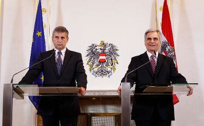 Bundeskanzler Werner Faymann (r.) mit Außenminister und Vizekanzler Michael Spindelegger (l.) beim Pressefoyer nach dem Ministerrat am 25. Oktober 2011 im Bundeskanzleramt.