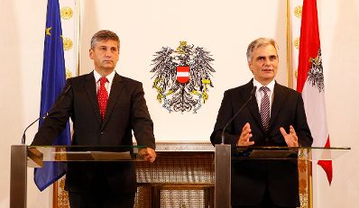 Bundeskanzler Werner Faymann (r.) und Außenminister und Vizekanzler Michael Spindelegger (l.) beim Pressefoyer nach dem Ministerrat am 11. Oktober 2011 im Bundeskanzleramt.