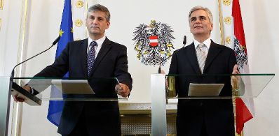 Bundeskanzler Werner Faymann (r.) und Außenminister und Vizekanzler Michael Spindelegger (l.) beim Pressefoyer nach dem Ministerrat am 4. Oktober 2011 im Bundeskanzleramt.