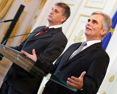 Bundeskanzler Werner Faymann (r.) und Außenminister und Vizekanzler Michael Spindelegger (l.) beim Pressefoyer nach dem Ministerrat am 27. September 2011 im Bundeskanzleramt.