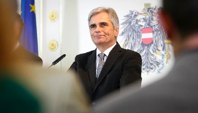 Bundeskanzler Werner Faymann beim Pressefoyer nach dem Ministerrat am 27. September 2011 im Bundeskanzleramt.