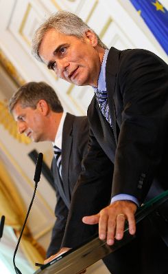 Bundeskanzler Werner Faymann (r.) und Außenminister und Vizekanzler Michael Spindelegger (l.) beim Pressefoyer nach dem Ministerrat am 30. August 2011 im Bundeskanzleramt.