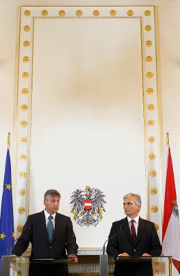 Bundeskanzler Werner Faymann (r.) und Außenminister und Vizekanzler Michael Spindelegger (l.) beim Pressefoyer nach dem Ministerrat am 23. August 2011 im Bundeskanzleramt.