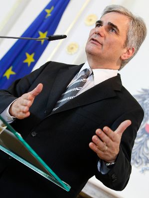Bundeskanzler Werner Faymann beim Pressefoyer nach dem Ministerrat am 13. Dezember 2011 im Bundeskanzleramt.