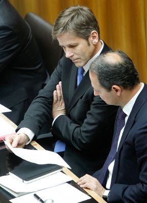 Am 7. Dezember 2011 hielt der Bundeskanzler eine Rede zur Schuldenbremse bei der Sitzung des Nationalrates im Parlament. Im Bild Staatssekretär Josef Ostermayer (l.) und Staatssekretär Andreas Schieder (r.).