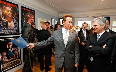 Am 7. Oktober 2011 nahm der Bundeskanzler an der Enthüllung des Schwarzenegger-Denkmals in Thal teil. Im Bild Bundeskanzler Werner Faymann (r.) mit Arnold Schwarzenegger (l.).