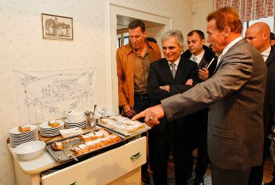 Am 7. Oktober 2011 nahm der Bundeskanzler an der Schwarzenegger-Denkmal-Enthüllung in Thal teil. Im Bild Bundeskanzler Werner Faymann (m.) mit Arnold Schwarzenegger (r.) und Ralf Möller (l.).