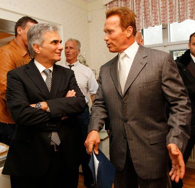 Am 7. Oktober 2011 nahm der Bundeskanzler an der Schwarzenegger-Denkmal-Enthüllung in Thal teil. Im Bild Bundeskanzler Werner Faymann (l.) mit Arnold Schwarzenegger (r.).