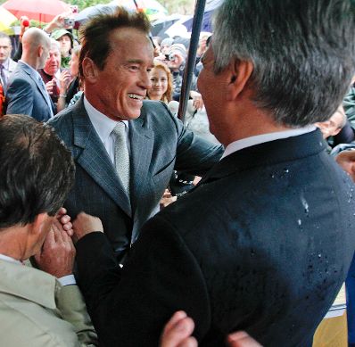 Am 7. Oktober 2011 nahm der Bundeskanzler an der Enthüllung des Schwarzenegger-Denkmals in Thal teil. Im Bild Bundeskanzler Werner Faymann (r.) mit Arnold Schwarzenegger (l.)