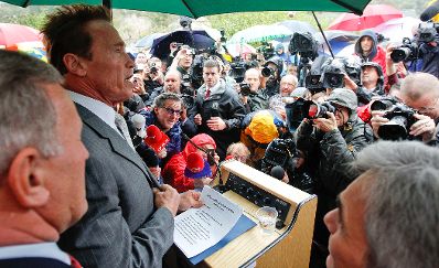 Am 7. Oktober 2011 nahm Bundeskanzler Werner Faymann an der Enthüllung des Schwarzenegger-Denkmals in Thal teil. Im Bild Arnold Schwarzenegger.