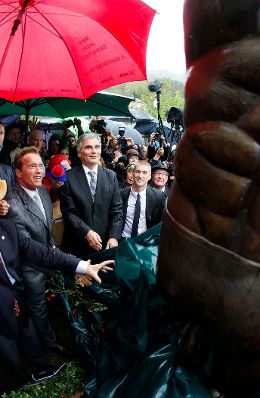 Am 7. Oktober 2011 nahm der Bundeskanzler an der Enthüllung des Schwarzenegger-Denkmals in Thal teil. Im Bild Bundeskanzler Werner Faymann (m.) mit Arnold Schwarzenegger (l.).