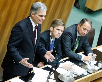 Am 28. Oktober 2011 hielt der Bundeskanzler eine Rede bei der Sondersitzung des Nationalrates im Parlament. Im Bild Bundeskanzler Werner Faymann (l.), Staatssekretär Josef Ostermayer (m.) und Staatssekretär Andreas Schieder (r.).