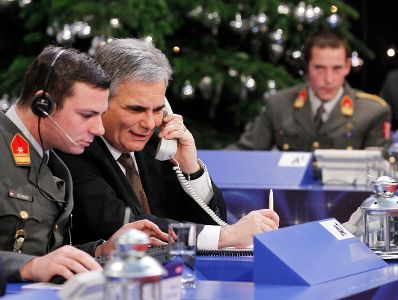 Am 24. Dezember 2011 nahm Bundeskanzler Werner Faymann an der Licht ins Dunkel Spendenaktion im ORF Zentrum Wien teil.