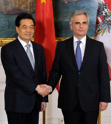 Am 31. Oktober 2011 empfing Bundeskanzler Werner Faymann (r.) den Staatspräsidenten der Volksrepublik China, Hu Jintao (l.) zu einem Gespräch im Bundeskanzleramt.