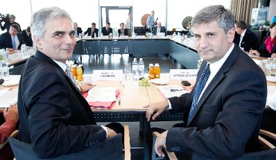 Am 4. Oktober 2011 lud die österreichische Bundesregierung zum 2. Wirtschaftsrat in Wien. Im Bild Bundeskanzler Werner Faymann (l.) und Außenminister und Vizekanzler Michael Spindelegger (r.).