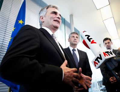 Am 4. Oktober 2011 lud die österreichische Bundesregierung zum 2. Wirtschaftsrat in Wien. Im Bild Bundeskanzler Werner Faymann (l.) und Außenminister und Vizekanzler Michael Spindelegger (r.) beim anschließenden Pressestatement.