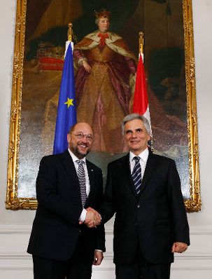 Am 11. Oktober 2012 empfing Bundeskanzler Werner Faymann (r.) den Europäischen Parlamentspräsidenten Martin Schulz (l.) zu einem Arbeitsgespräch im Bundeskanzleramt.