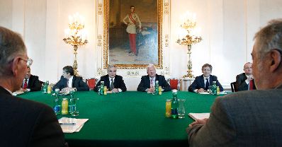 Am 6. November 2012 lud Bundeskanzler Werner Faymann Vertreterinnen und Vertreter der Bundesregierung sowie der Landwirtschaft zu einem Gespräch über den Bereich Landwirtschaft bei den Verhandlungen zum europäischen Finanzrahmen ins Bundeskanzleramt.