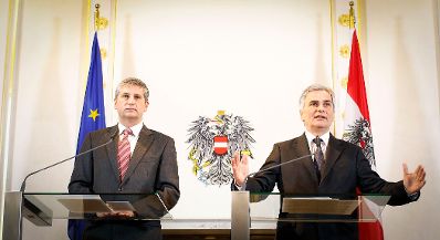 Bundeskanzler Werner Faymann (r.) mit Außenminister und Vizekanzler Michael Spindelegger (l.) beim Pressefoyer nach dem Ministerrat am 4. Dezember 2012 im Bundeskanzleramt.