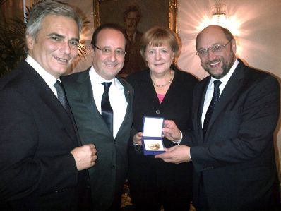 Am 10. Dezember 2012 wurde in Oslo, Norwegen der Friedensnobelpreis an die Europäische Union verliehen. Im Bild (v.l.n.r.) Bundeskanzler Werner Faymann mit Frankreichs Staatspräsidenten François Hollande, Deutschlands Bundeskanzlerin Angela Merkel und dem Präsidenten des Europäischen Parlamentes Martin Schulz.