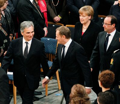 Am 10. Dezember 2012 wurde in Oslo, Norwegen der Friedensnobelpreis an die Europäische Union verliehen. Im Bild (v.l.n.r.) Bundeskanzler Werner Faymann mit Polens Premierminister Donald Tusk, Deutschlands Bundeskanzlerin Angela Merkel und Frankreichs Staatspräsidenten François Hollande.