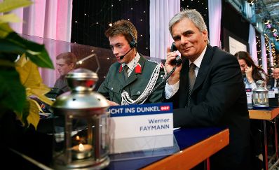 Am 24. Dezember 2012 nahm Bundeskanzler Werner Faymann (r.) an der Licht ins Dunkel Spendenaktion im ORF Zentrum Wien teil.