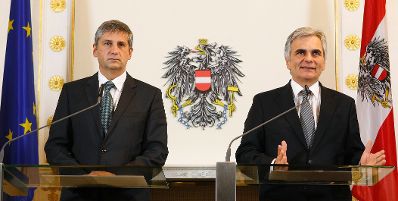 Bundeskanzler Werner Faymann (r.) mit Außenminister und Vizekanzler Michael Spindelegger (l.) beim Pressefoyer nach dem Ministerrat am 23. Oktober 2012 im Bundeskanzleramt.