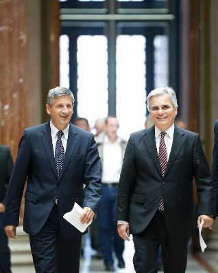 Bundeskanzler Werner Faymann (r.) mit Außenminister und Vizekanzler Michael Spindelegger (l.) beim Pressefoyer nach dem Ministerrat am 17. September 2013 im Parlament.