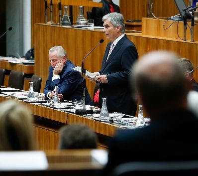 Am 25. September 2013 beantwortete Bundeskanzler Werner Faymann (r.) bei der Nationalratssitzung im Parlament eine Dringliche Anfrage zum Thema Direkte Demokratie. Im Bild mit Sozialminister Rudolf Hundstorfer (l.).