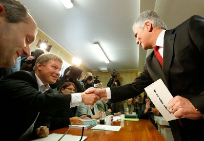 Am 29. September 2013 gab Bundeskanzler Werner Faymann seine Stimme zur Nationalratswahl 2013 ab.