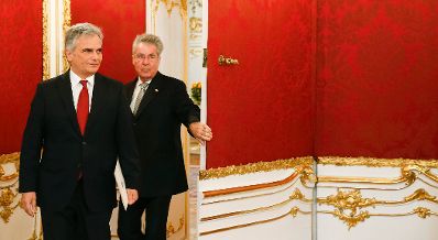 Am 9. Oktober 2013 erteilte Bundespräsident Heinz Fischer (r.) an Bundeskanzler Werner Faymann (l.) den Auftrag zur Regierungsbildung.